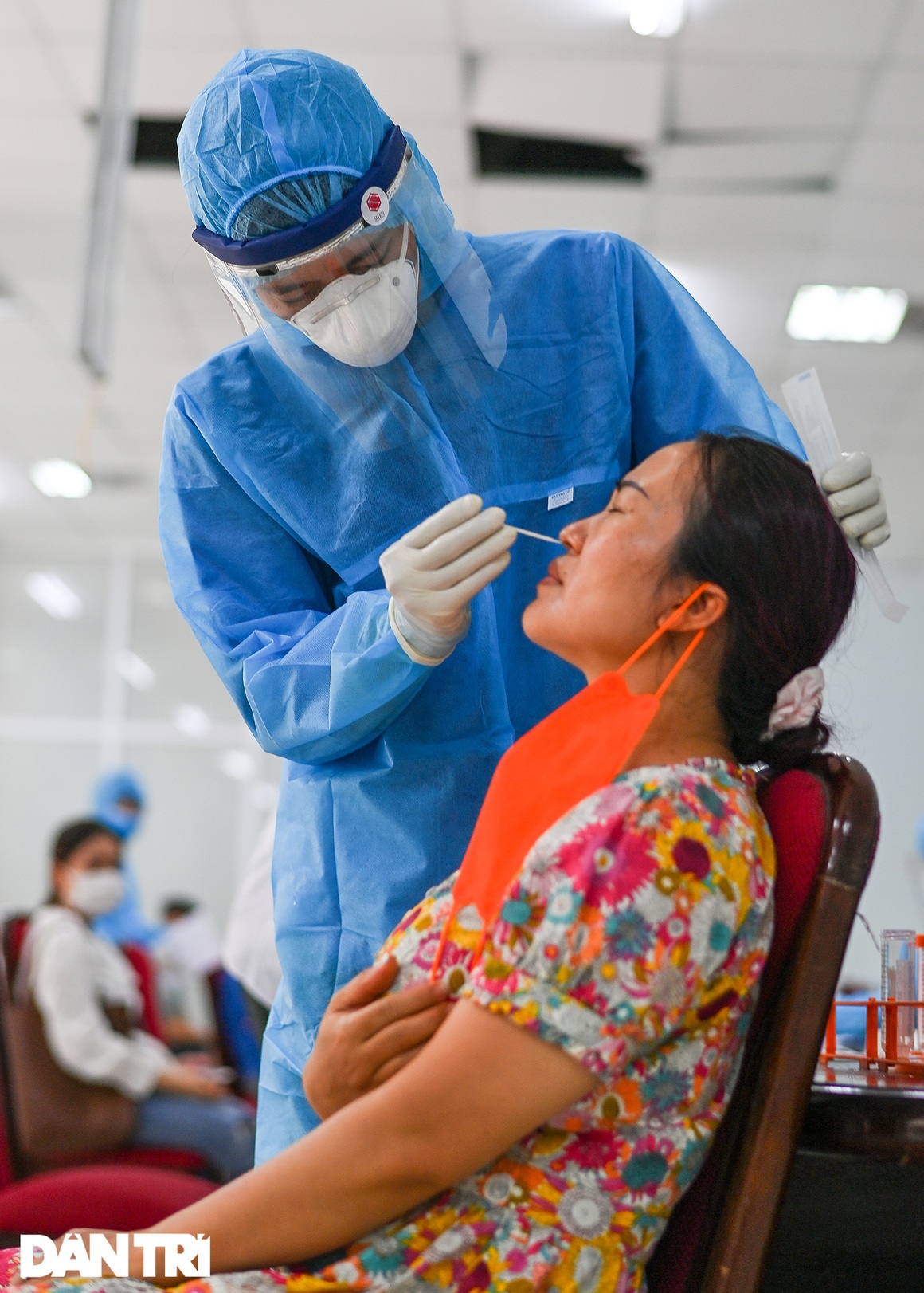 Hình ảnh ngày đầu xét nghiệm Covid-19 cho hơn 6.000 dân từ TPHCM về Hà Nội - 9 Hình ảnh ngày đầu xét nghiệm Covid-19 cho hơn 6.000 dân từ TPHCM về Hà Nội - 9