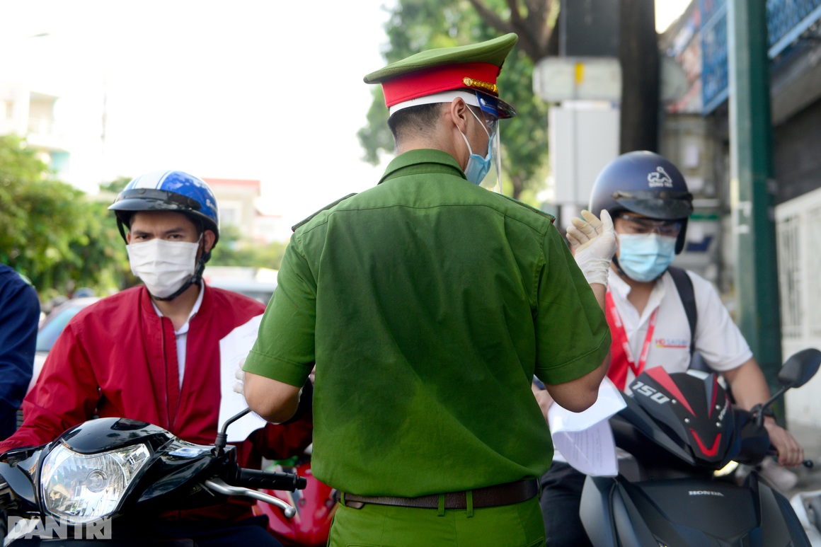 Biển người chờ qua chốt kiểm dịch ở Sài Gòn, lực lượng chức năng gặp khó - 11