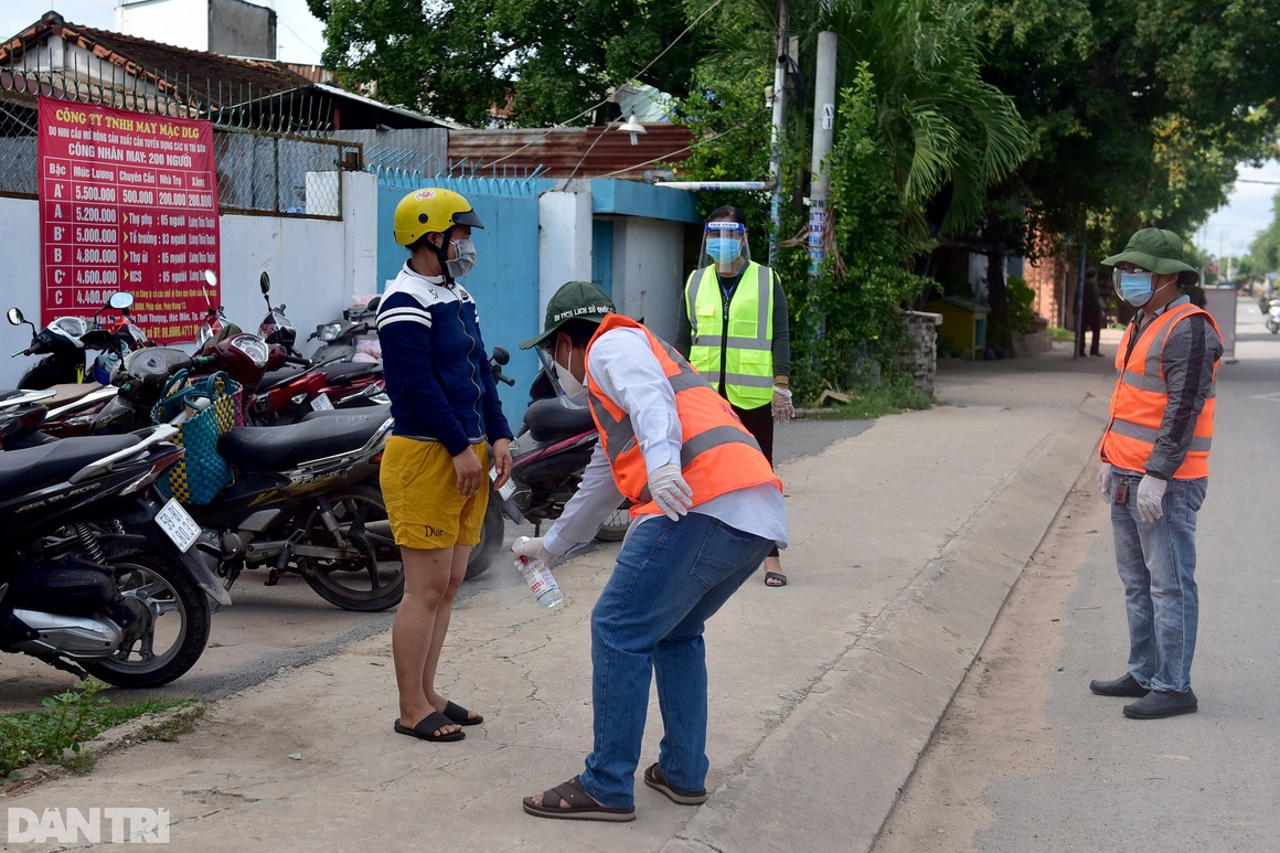 Bị test nhanh trên đường đi mua gạo, một người TPHCM dương tính SAR-CoV-2 - 13 Bị test nhanh trên đường đi mua gạo, một người TPHCM dương tính SAR-CoV-2 - 13