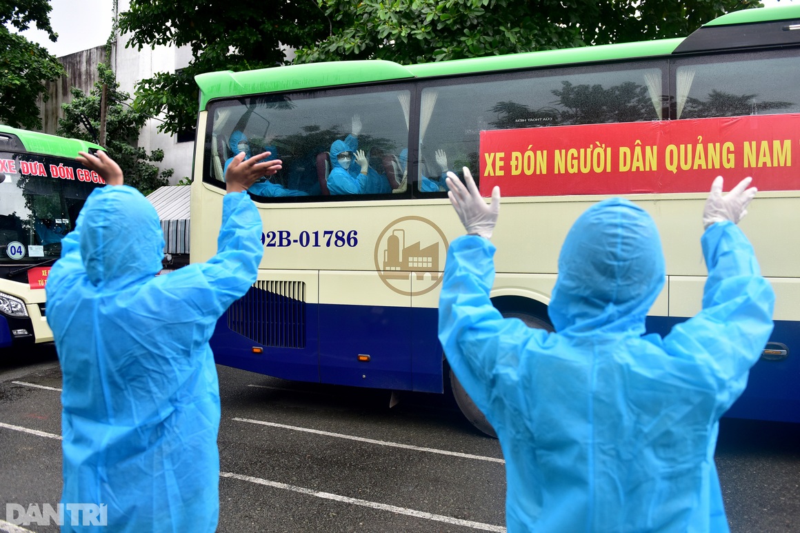 500 công dân Quảng Nam lên xe khách rời tâm dịch TPHCM trở về quê nhà - 9