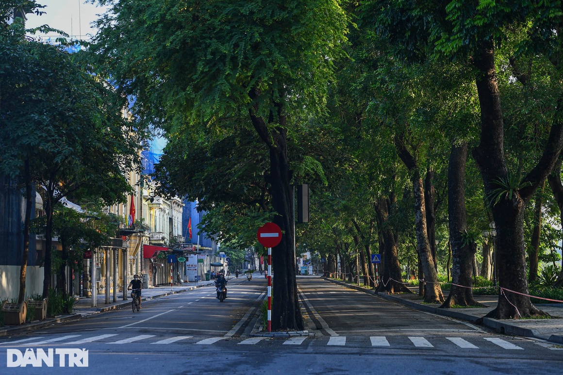 Hà Nội ngày đầu thực hiện Chỉ thị 16: Đường phố vắng, chợ dân sinh đông đúc - 4 Hà Nội ngày đầu thực hiện Chỉ thị 16: Đường phố vắng, chợ dân sinh đông đúc - 4