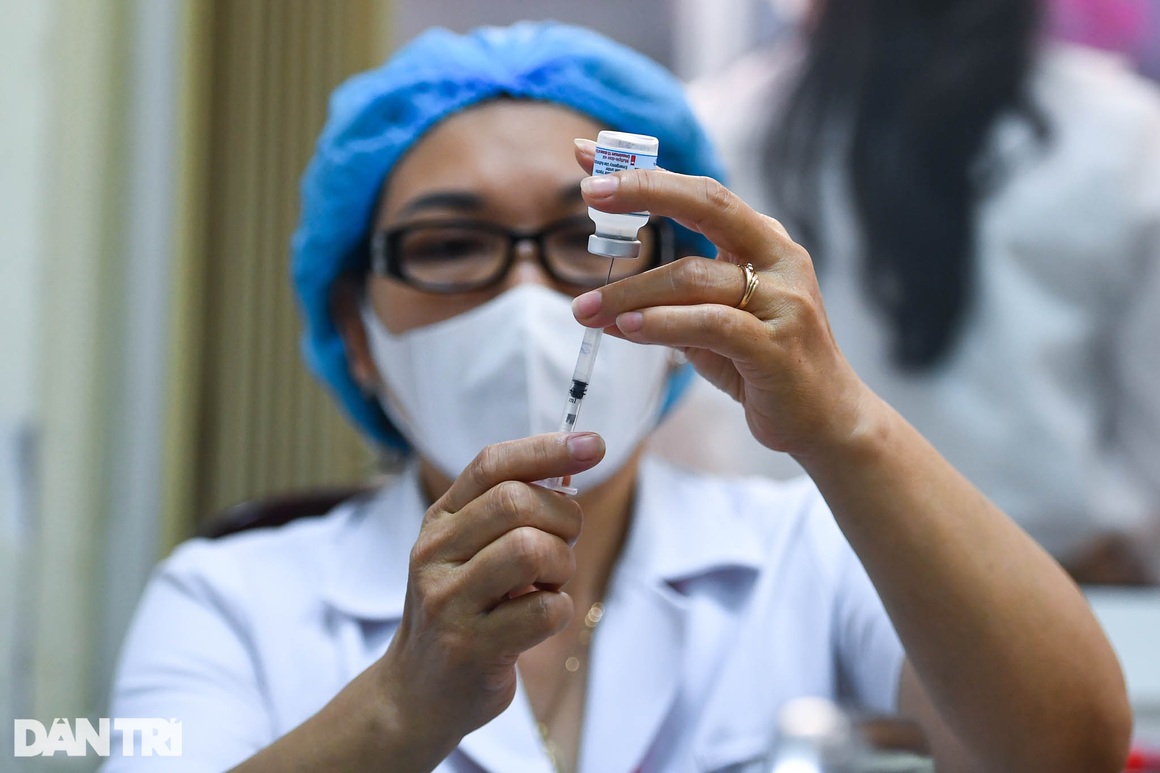 100 công dân đầu tiên ở Hà Nội được tiêm vắc xin theo đăng ký hộ gia đình - 9