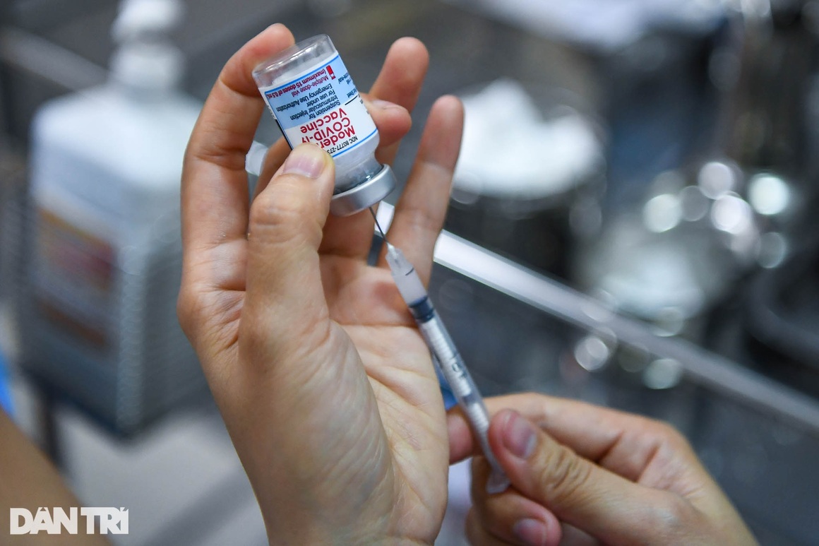 100 công dân đầu tiên ở Hà Nội được tiêm vắc xin theo đăng ký hộ gia đình - 10