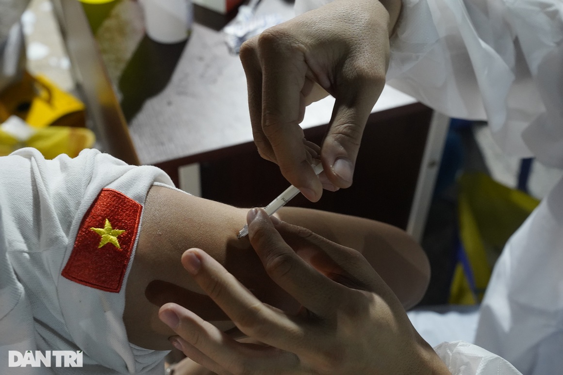 Người dân Sài Gòn chong đèn, tiêm vắc xin vào ban đêm - 8 Người dân Sài Gòn chong đèn, tiêm vắc xin vào ban đêm - 8