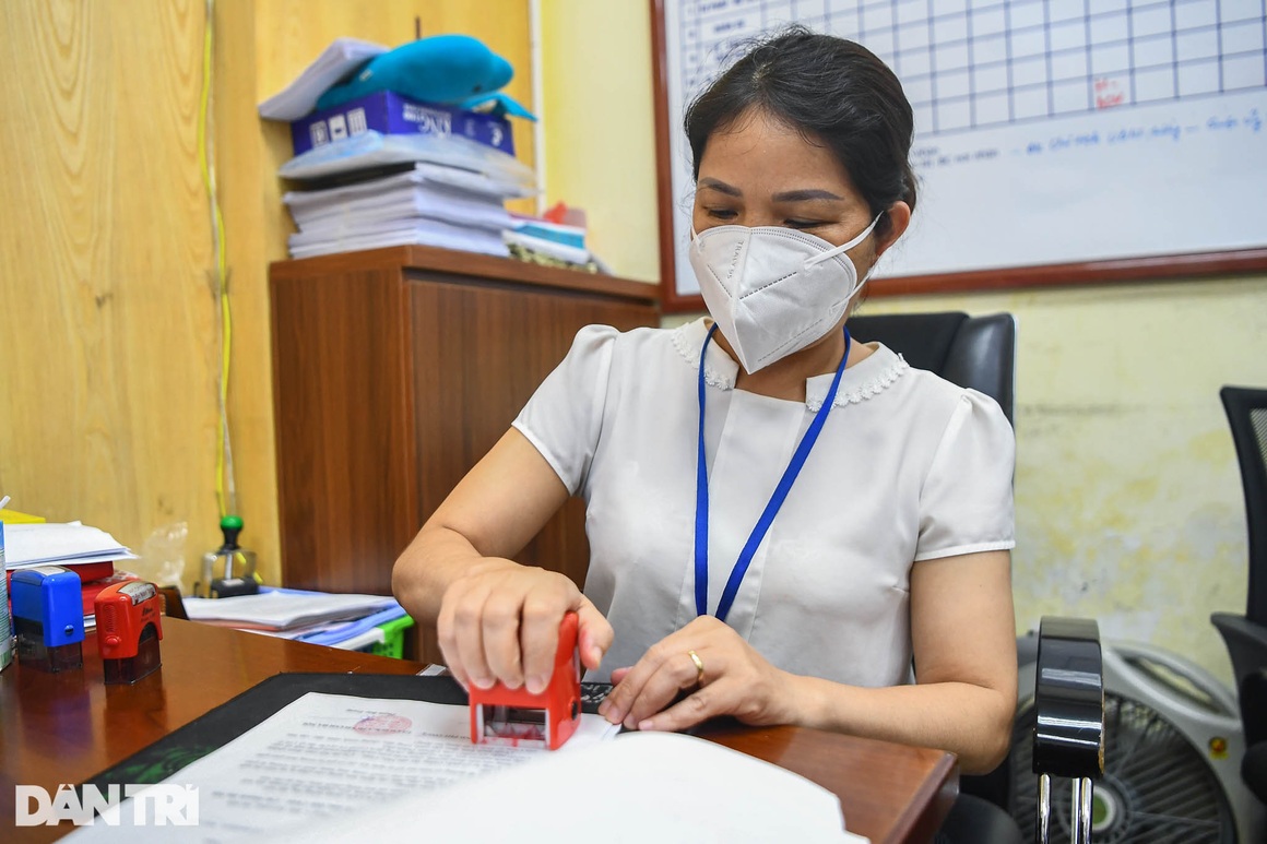 Xuyên đêm chờ ở trụ sở UBND phường làm thủ tục cấp giấy đi đường - 8 Xuyên đêm chờ ở trụ sở UBND phường làm thủ tục cấp giấy đi đường - 8