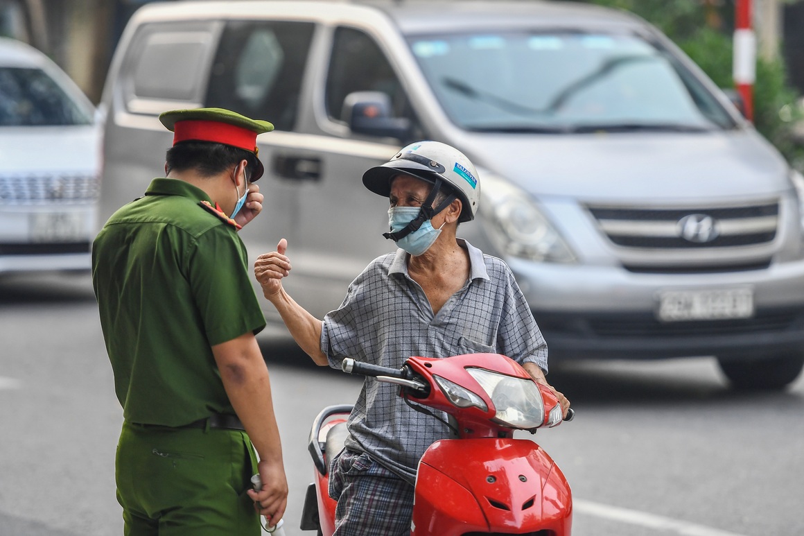 Tài xế ngao ngán quay đầu xe, không thể qua chốt kiểm soát dịch ở Hà Nội