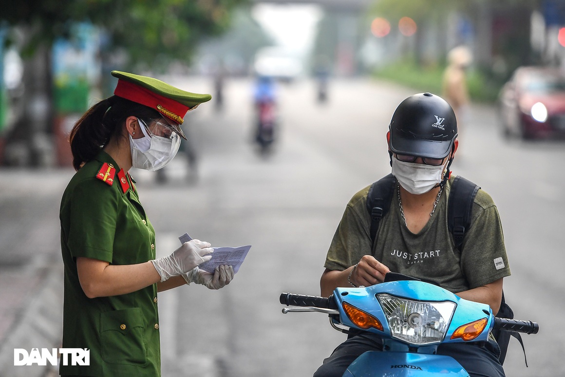 Tài xế ngao ngán quay đầu xe, không thể qua chốt kiểm soát dịch ở Hà Nội