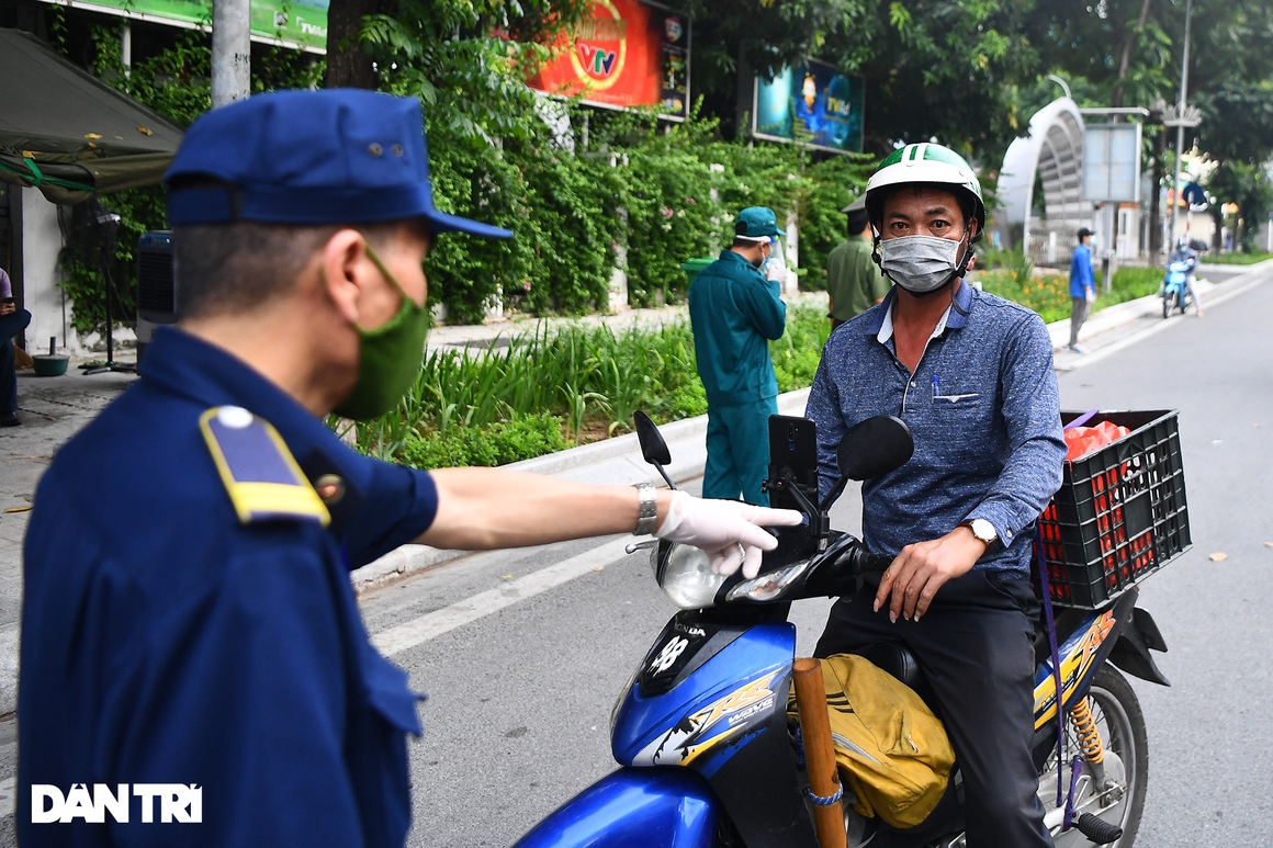 Tài xế ngao ngán quay đầu xe, không thể qua chốt kiểm soát dịch ở Hà Nội