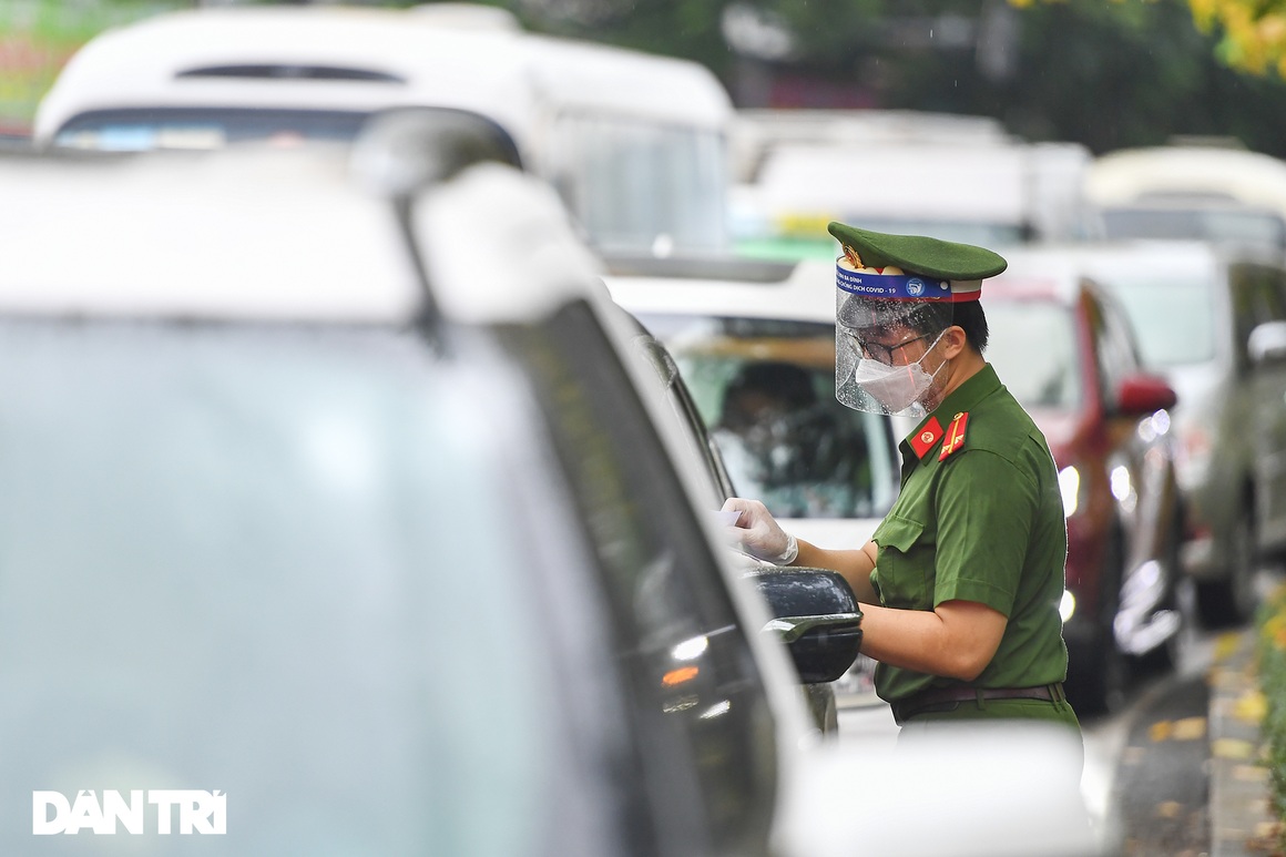 Dân ngỡ ngàng khi nhiều chốt xả trạm, nhiều điểm siết chặt giấy đi đường