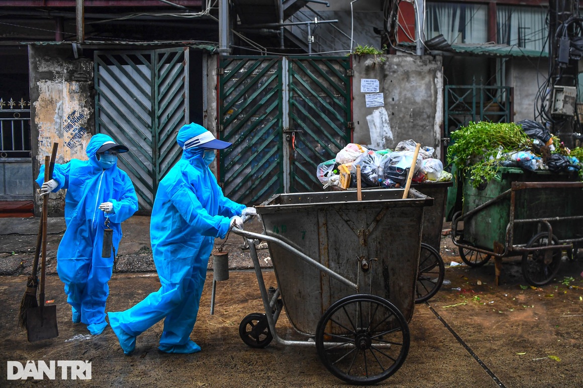 14 nữ chiến binh áo xanh thu gom rác giữa vùng dịch ở Hà Nội - 4 14 nữ chiến binh áo xanh thu gom rác giữa vùng dịch ở Hà Nội - 4