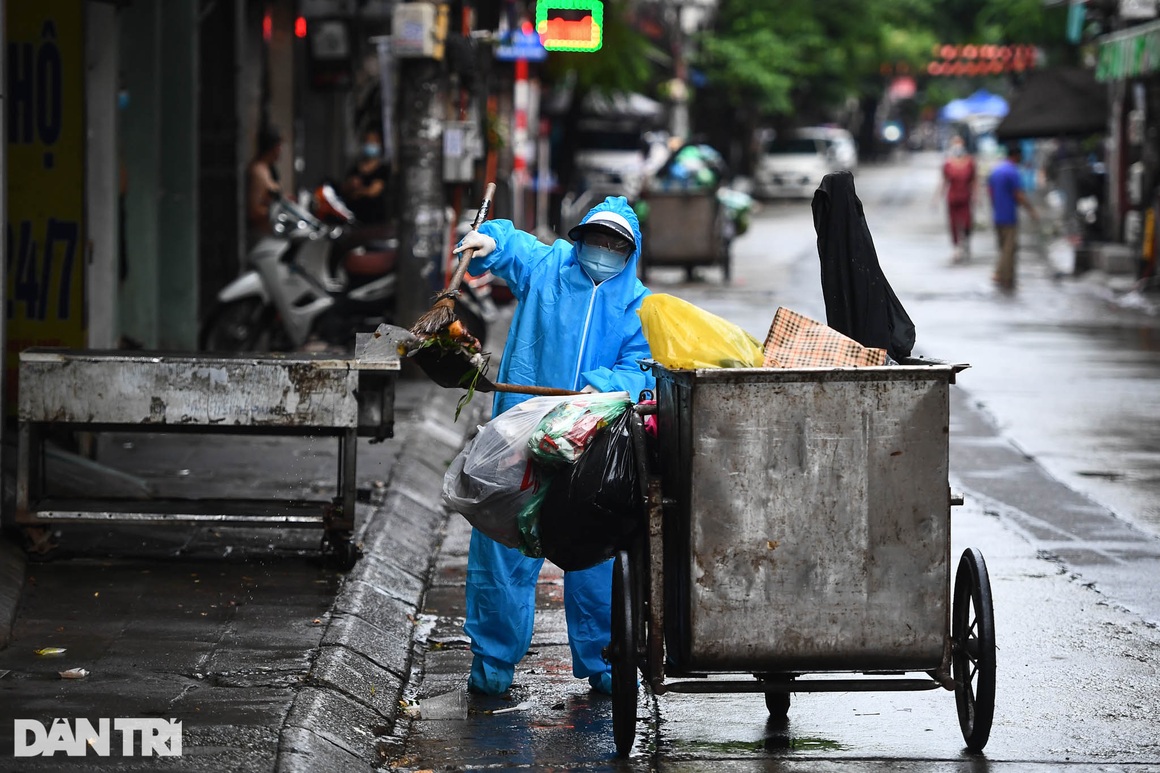 14 nữ chiến binh áo xanh thu gom rác giữa vùng dịch ở Hà Nội - 12 14 nữ chiến binh áo xanh thu gom rác giữa vùng dịch ở Hà Nội - 12