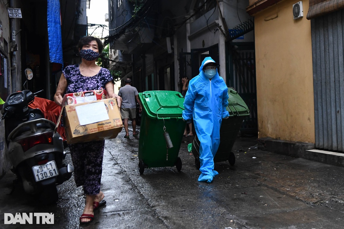 14 nữ chiến binh áo xanh thu gom rác giữa vùng dịch ở Hà Nội - 9 14 nữ chiến binh áo xanh thu gom rác giữa vùng dịch ở Hà Nội - 9
