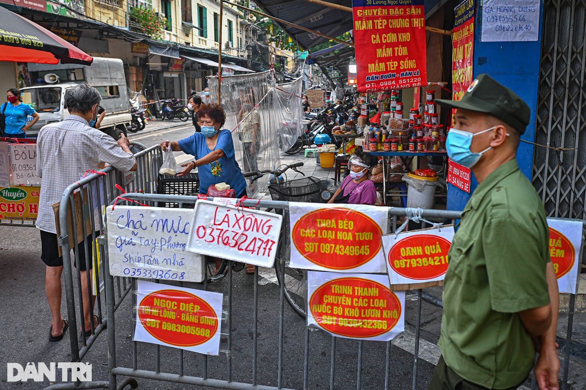 Độc lạ cách bán hàng mùa dịch chưa từng có tại khu chợ nhà giàu Hà Nội