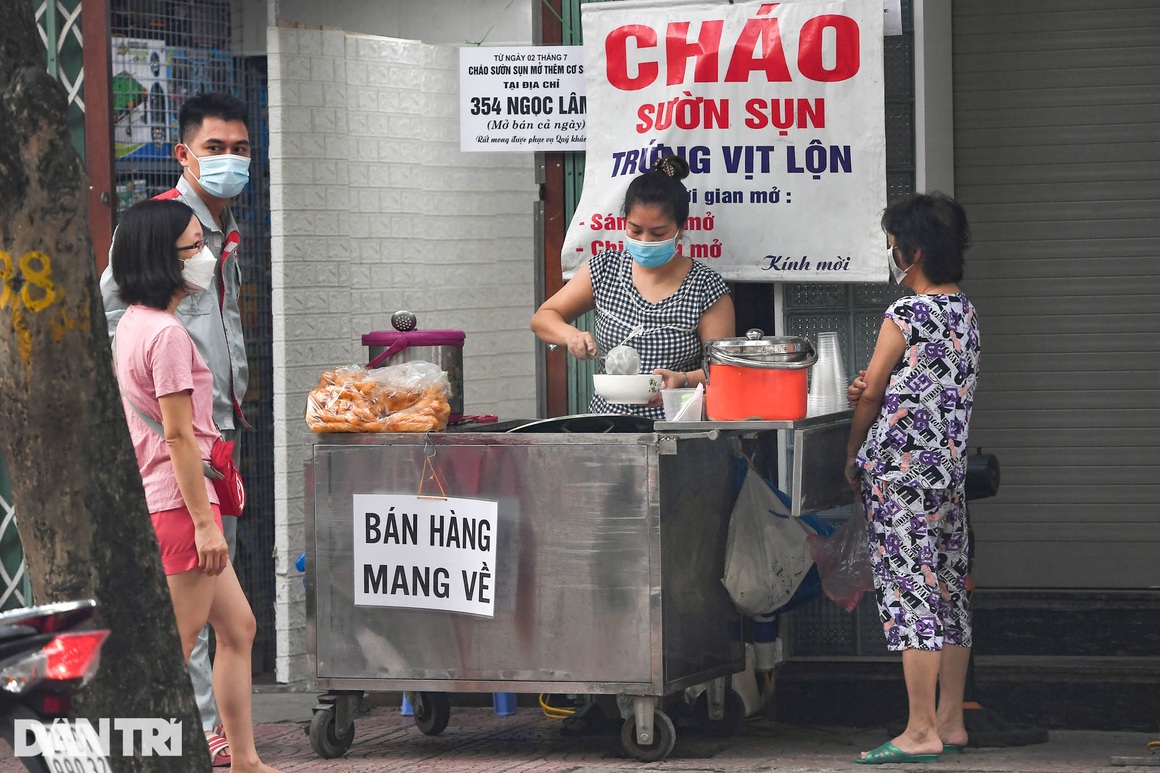 Người dân Hà Nội xách cặp lồng xếp hàng mua phở ở vùng xanh - 2 Người dân Hà Nội xách cặp lồng xếp hàng mua phở ở vùng xanh - 2