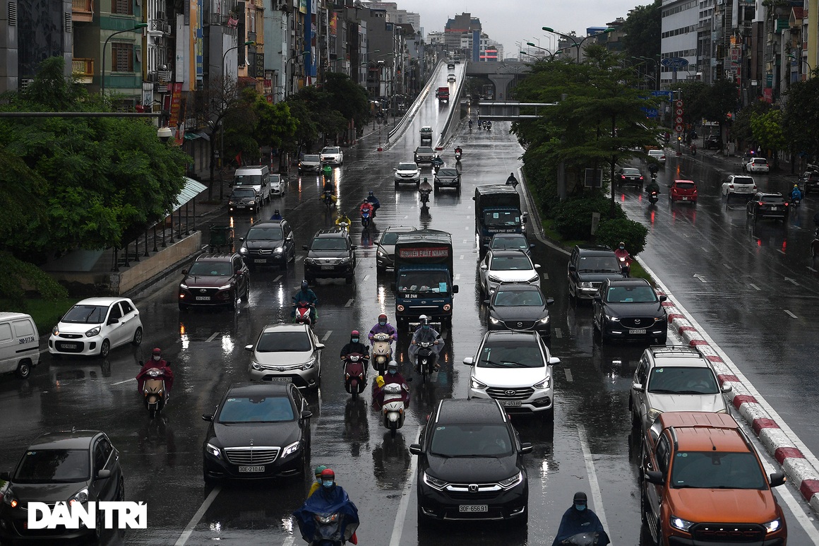 Bầu trời Hà Nội tối sầm sau mưa, xe cộ bật đèn pha lưu thông giữa ban ngày - 8