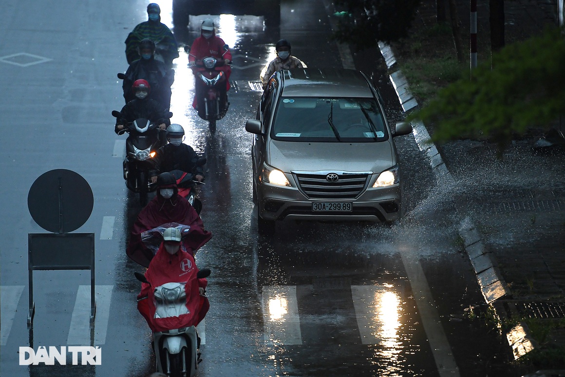 Bầu trời Hà Nội tối sầm sau mưa, xe cộ bật đèn pha lưu thông giữa ban ngày - 3