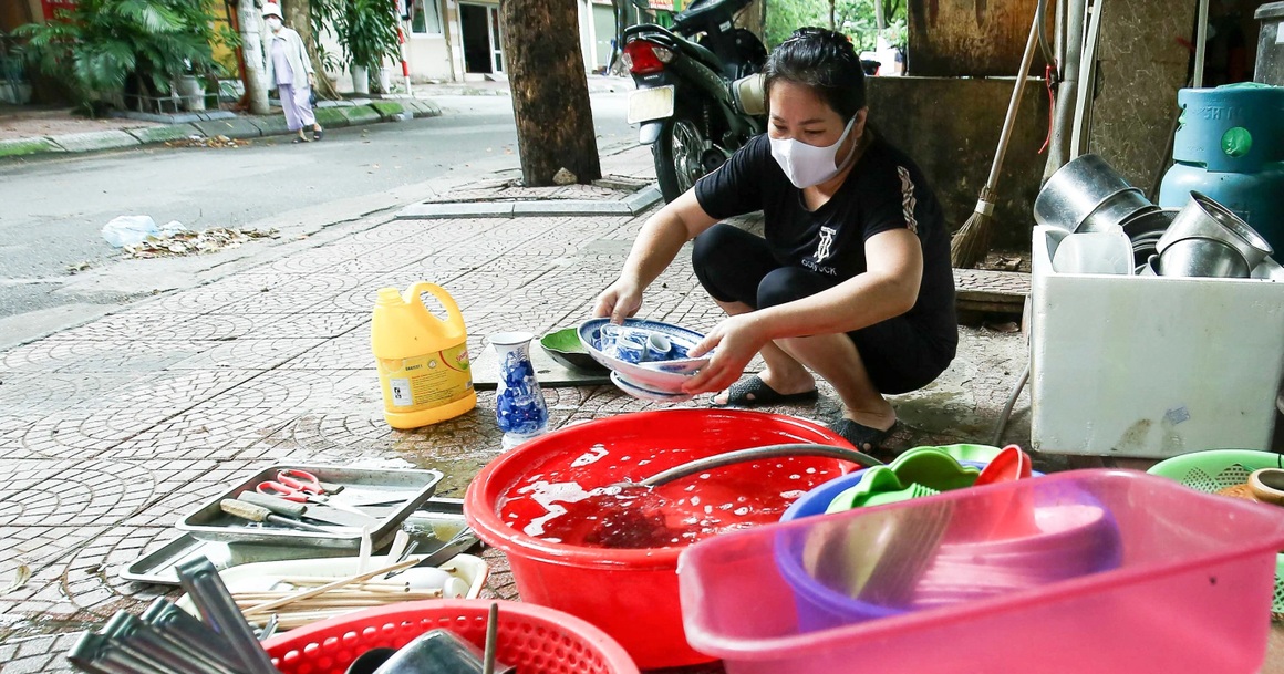 Ngày đầu hàng quán 19 quận huyện ở Hà Nội được mở cửa bán mang về - 6 Ngày đầu hàng quán 19 quận huyện ở Hà Nội được mở cửa bán mang về - 6