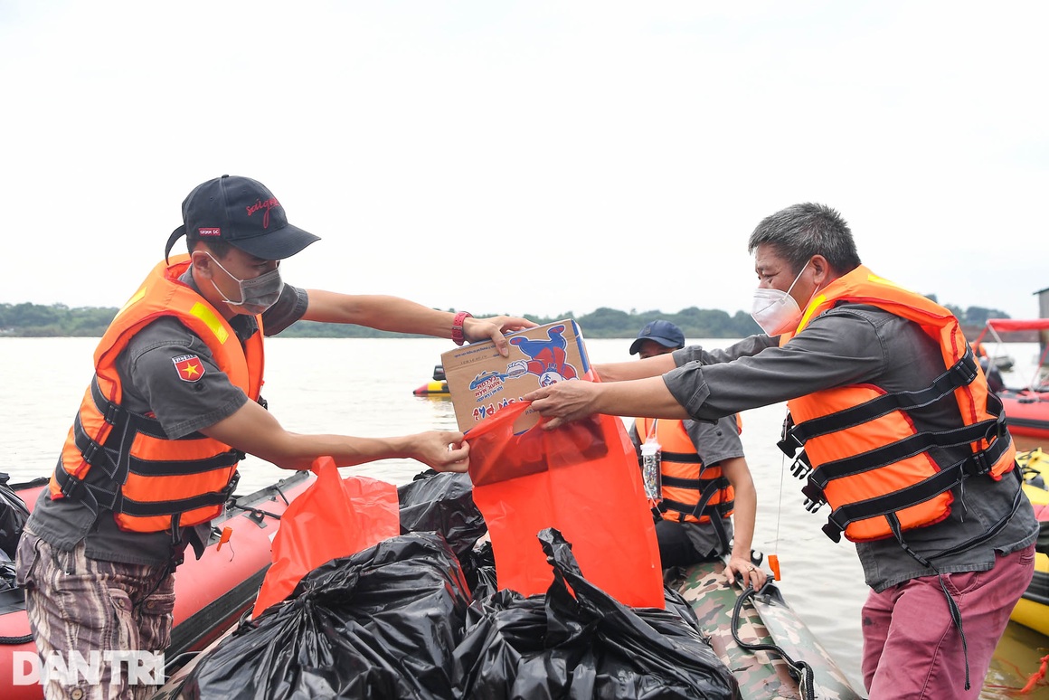 Chạy xuồng hơi dọc sông Hồng trao quà tới tận tay người dân nghèo làng chài - 4