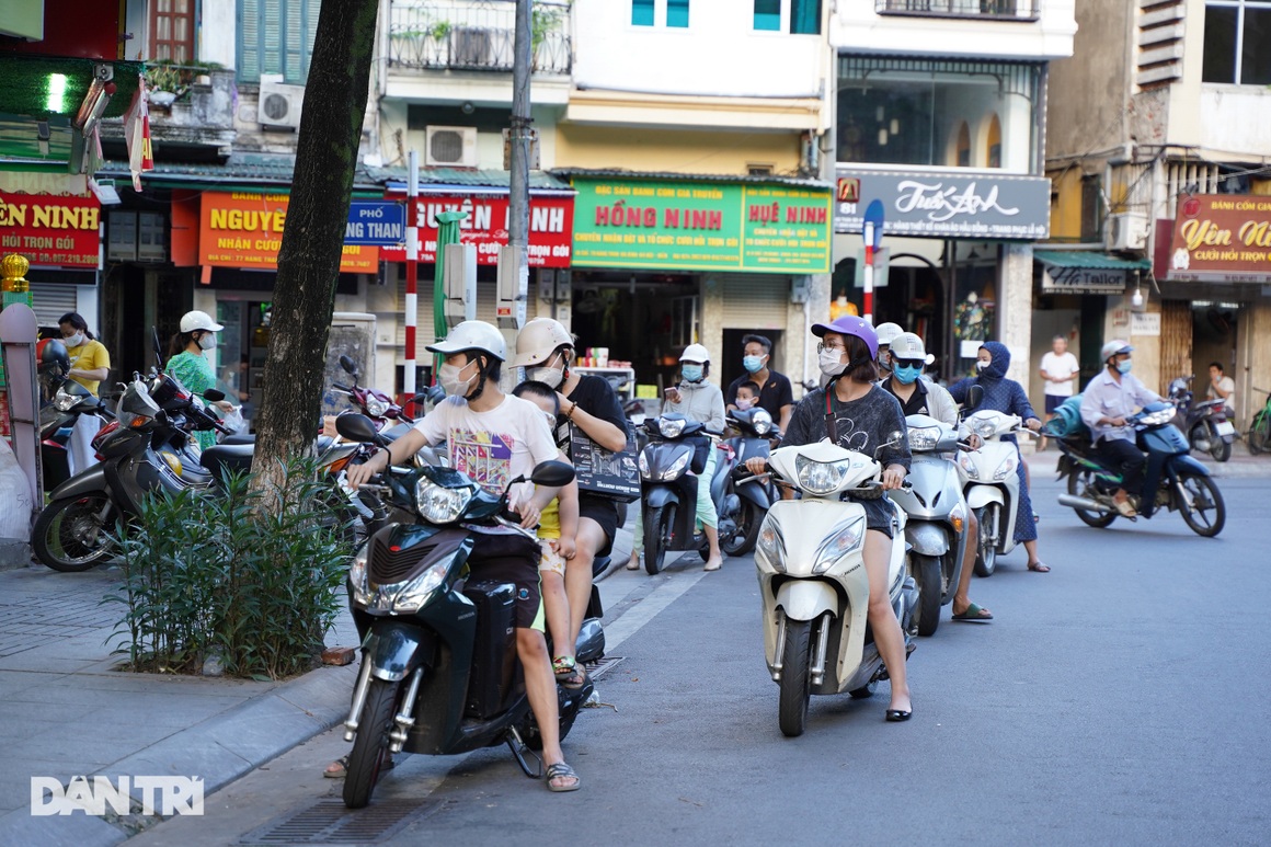 Người dân nhộn nhịp tập thể dục ngoài phố khi Hà Nội chưa hết giãn cách - 12