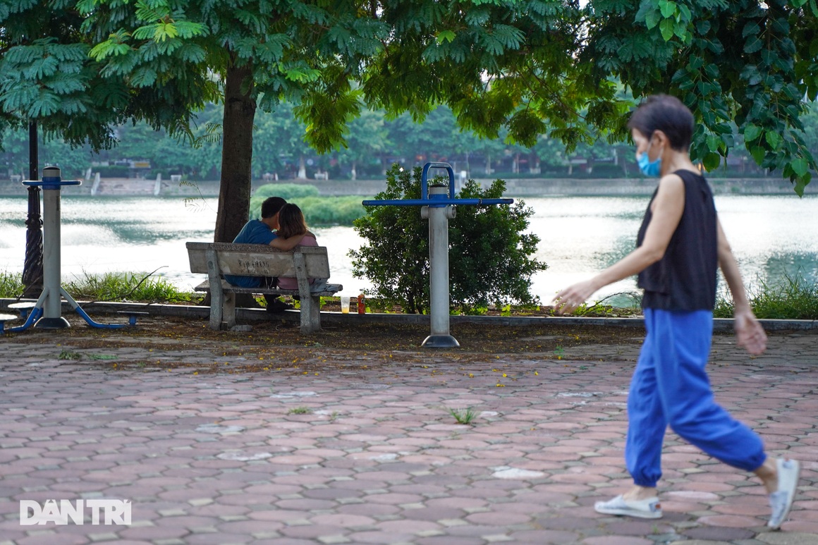 Người dân nhộn nhịp tập thể dục ngoài phố khi Hà Nội chưa hết giãn cách - 8