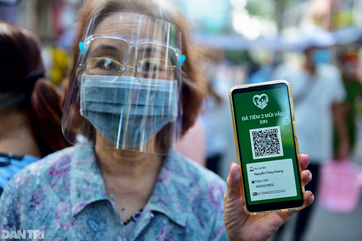 Chợ dã chiến dài 500 m trên vỉa hè phục vụ người dân vùng xanh TPHCM - 4 Chợ dã chiến dài 500 m trên vỉa hè phục vụ người dân vùng xanh TPHCM - 4