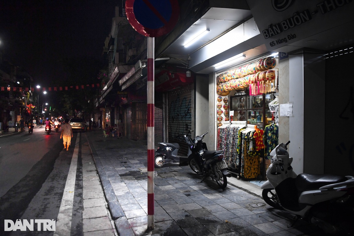 Các tuyến phố thời trang ở Hà Nội mở cửa lấp lửng bán hàng giữa mùa dịch - 12 Các tuyến phố thời trang ở Hà Nội mở cửa lấp lửng bán hàng giữa mùa dịch - 12