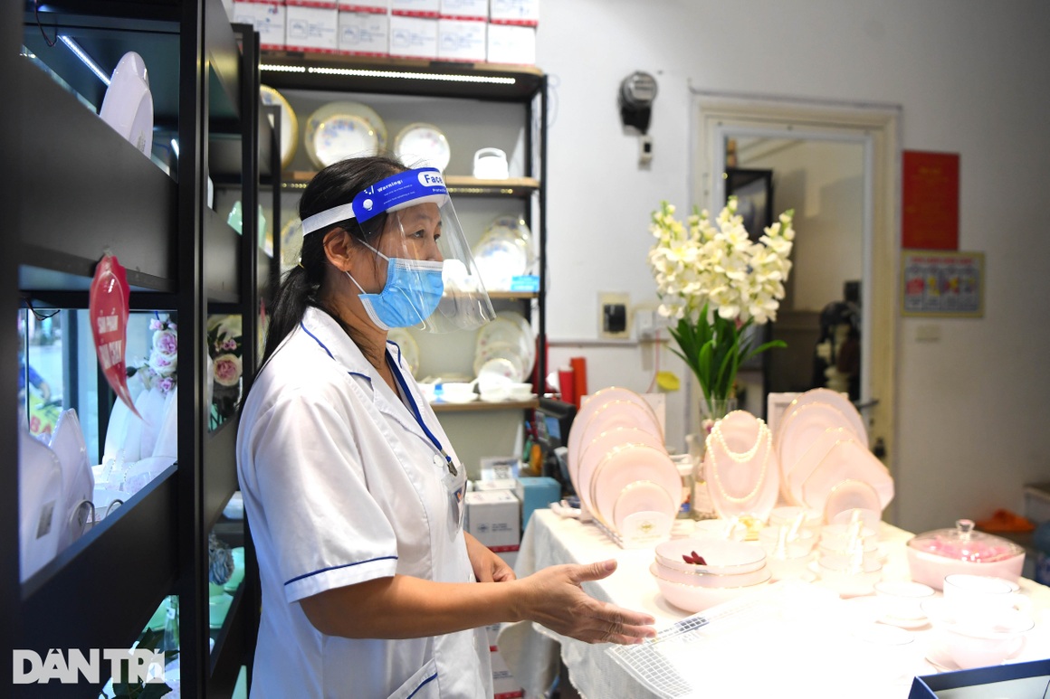 Các tuyến phố thời trang ở Hà Nội mở cửa lấp lửng bán hàng giữa mùa dịch - 3