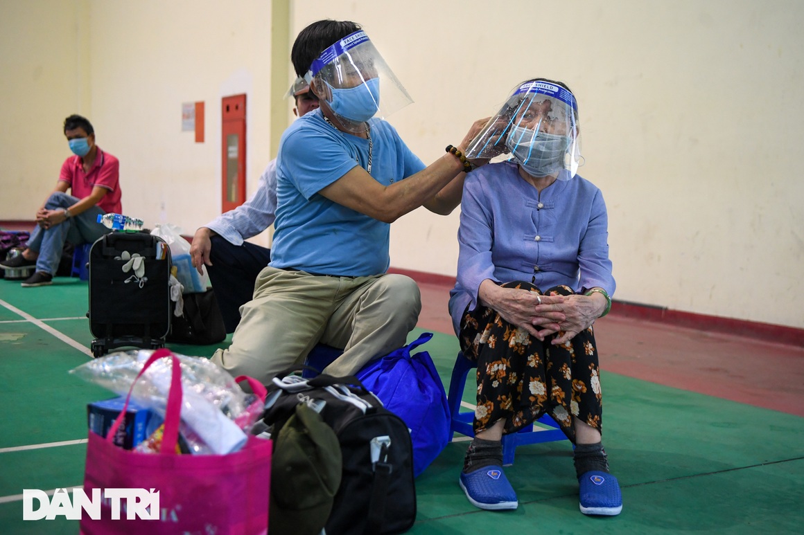 Đón 85 công dân phường Thanh Xuân Trung trở về nhà sau hơn 20 ngày cách ly - 6 Đón 85 công dân phường Thanh Xuân Trung trở về nhà sau hơn 20 ngày cách ly - 6
