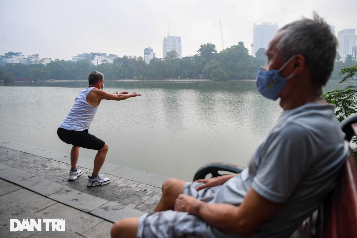 Sau nới lỏng, người dân Hà Nội đổ ra đường tập thể dục từ tờ mờ sáng - 13