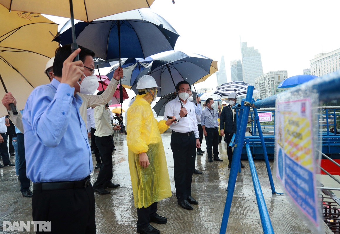 Lãnh đạo TPHCM đội mưa khảo sát cầu Thủ Thiêm 2 sau khi hợp long - 7
