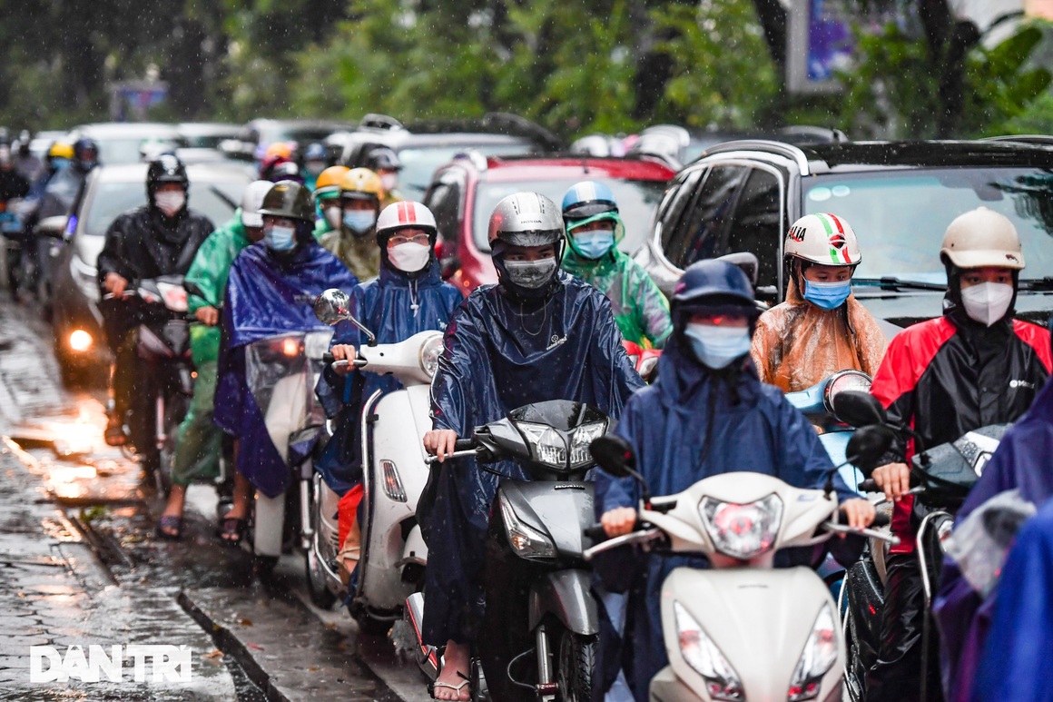 Hà Nội mưa rét sáng đầu tuần, người dân chôn chân trong giao thông ùn tắc - 5