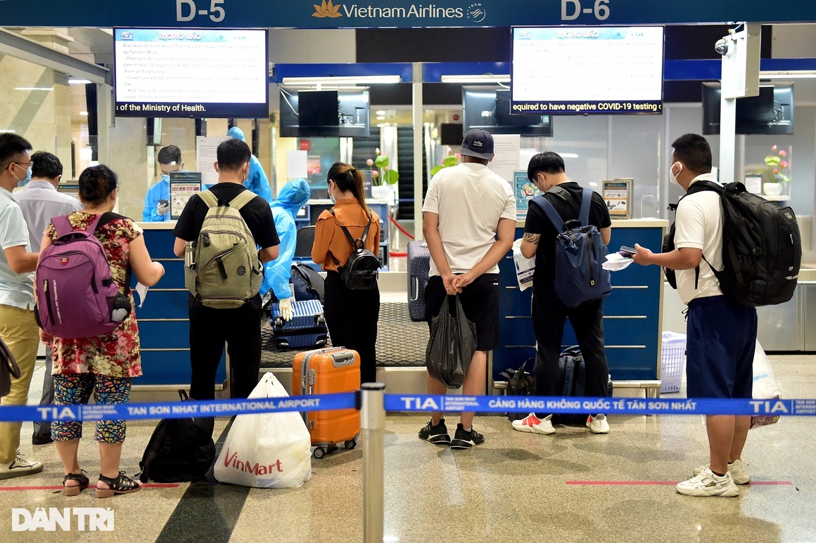 Sân bay Tân Sơn Nhất nhộn nhịp trở lại, hành khách xếp hàng làm thủ tục bay - 5