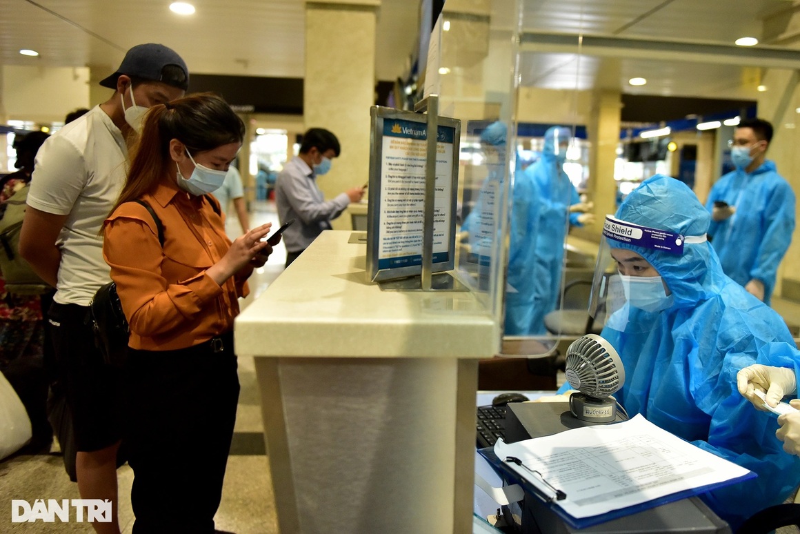 Sân bay Tân Sơn Nhất nhộn nhịp trở lại, hành khách xếp hàng làm thủ tục bay - 6 Sân bay Tân Sơn Nhất nhộn nhịp trở lại, hành khách xếp hàng làm thủ tục bay - 6
