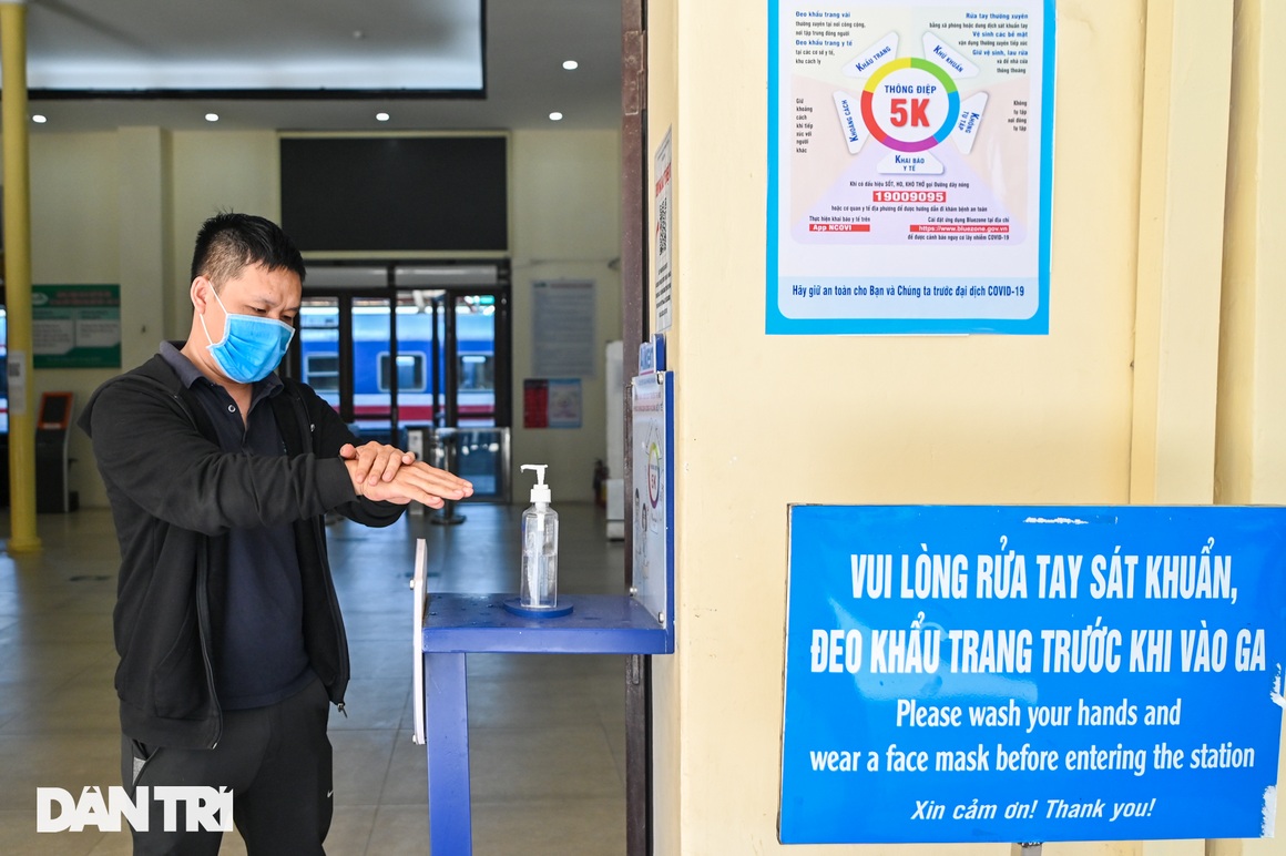 Ga Hà Nội: Hành khách phấn khởi mua vé chuyến tàu sau giãn cách đi TPHCM - 7