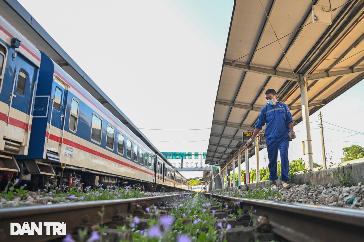 Ga Hà Nội: Hành khách phấn khởi mua vé chuyến tàu sau giãn cách đi TPHCM - 17