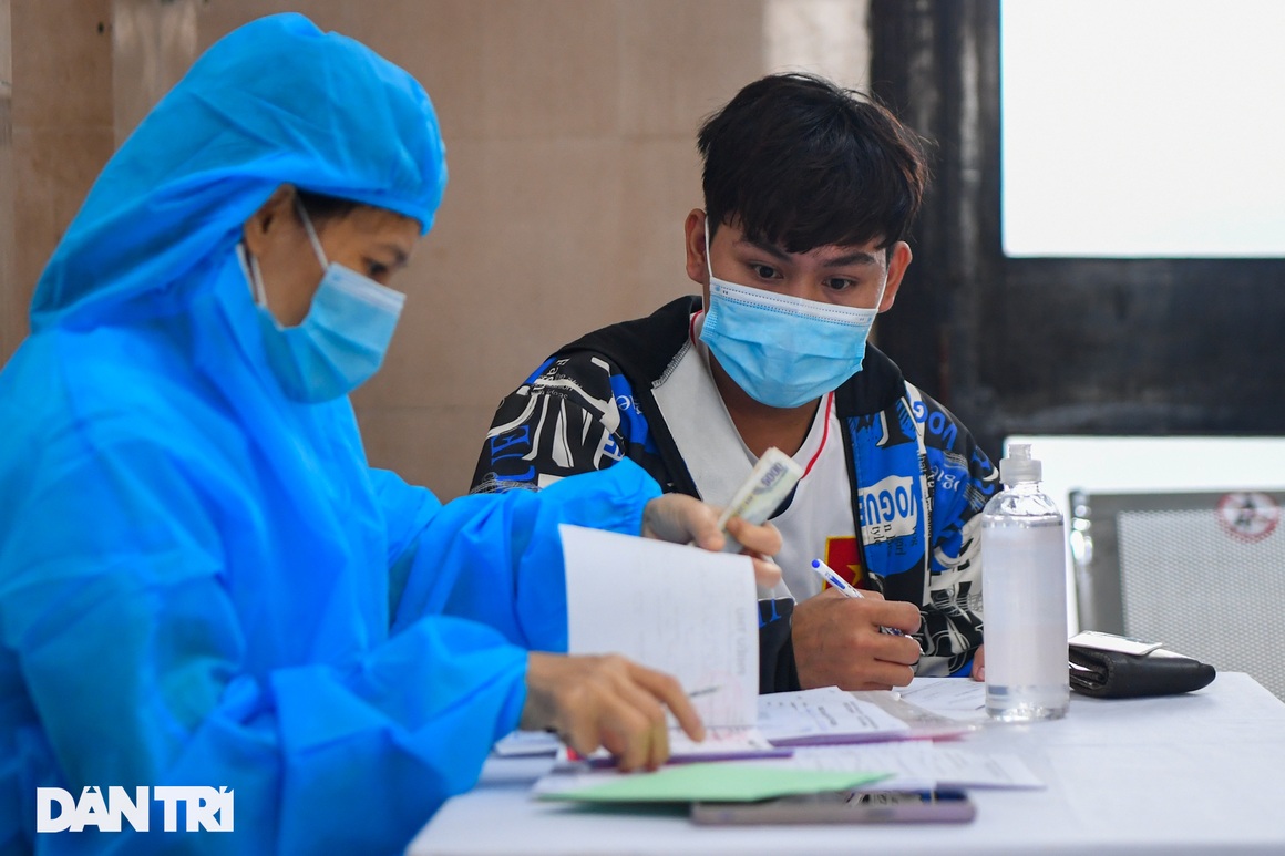 Người dân mắc kẹt ở Hà Nội háo hức trở về quê trên chuyến tàu Bắc - Nam - 6 Người dân mắc kẹt ở Hà Nội háo hức trở về quê trên chuyến tàu Bắc - Nam - 6