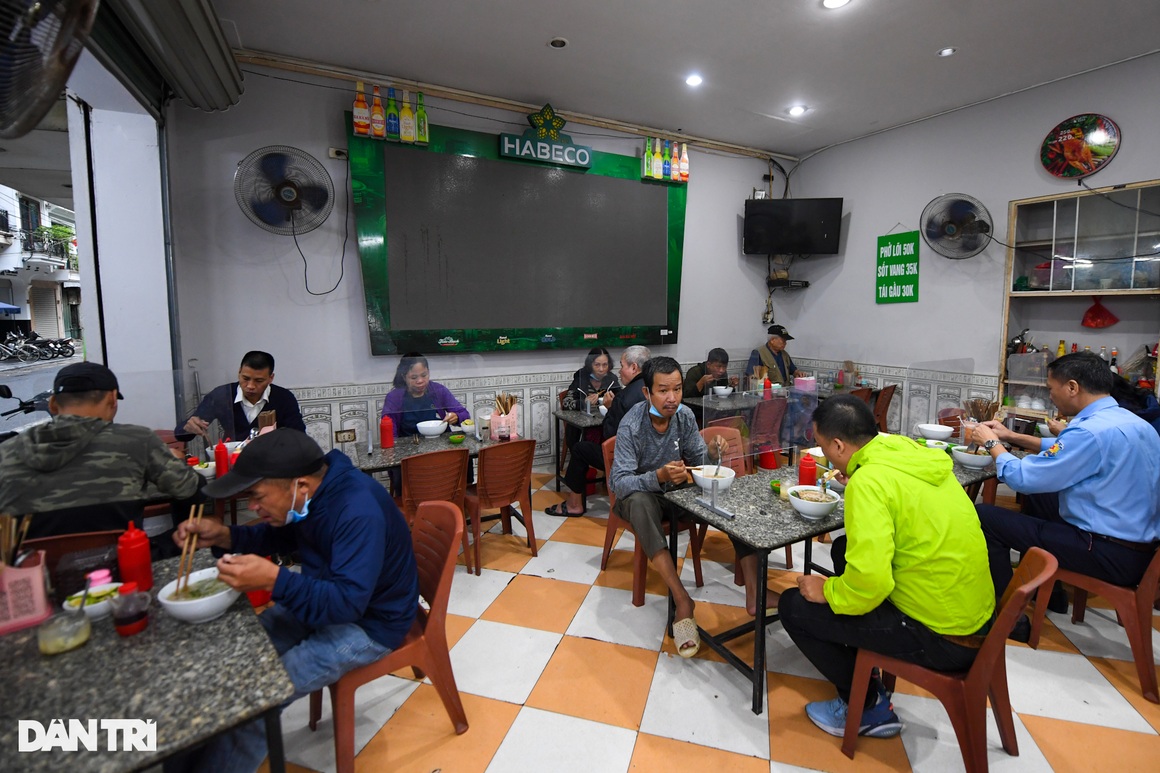 Hàng ăn, quán cafe tấp nập trong ngày đầu phục vụ khách tại chỗ - 6 Hàng ăn, quán cafe tấp nập trong ngày đầu phục vụ khách tại chỗ - 6