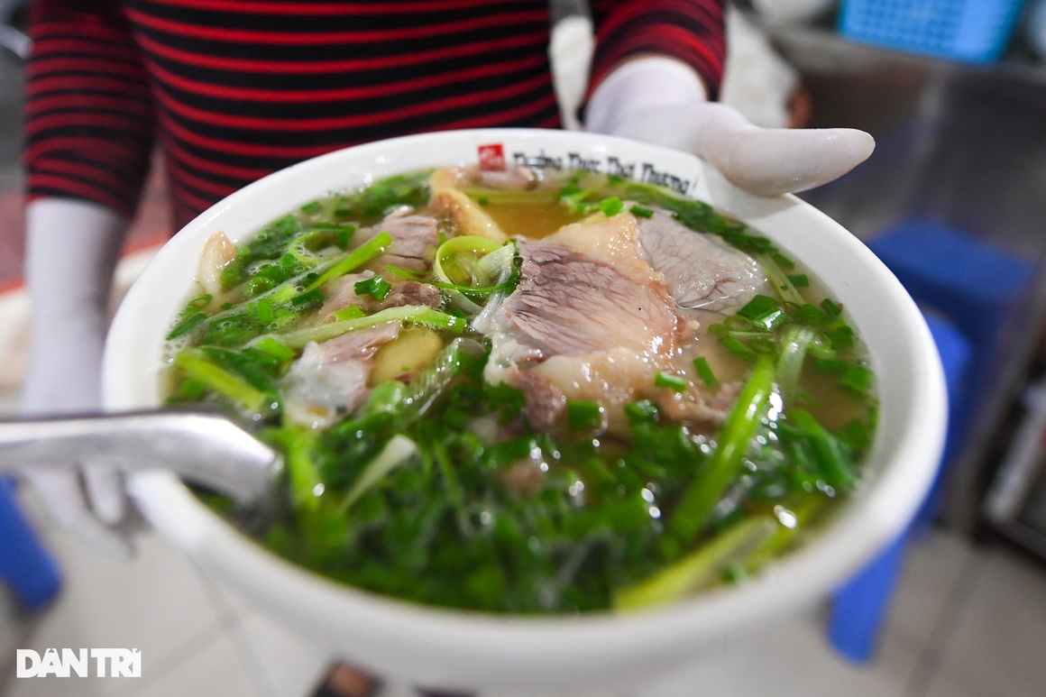 Hàng ăn, quán cafe tấp nập trong ngày đầu phục vụ khách tại chỗ - 3 Hàng ăn, quán cafe tấp nập trong ngày đầu phục vụ khách tại chỗ - 3
