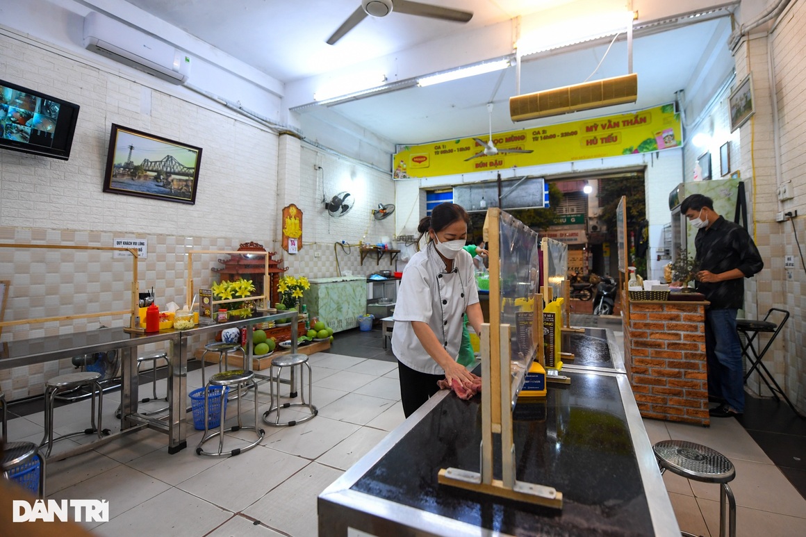 Hàng ăn, quán cafe tấp nập trong ngày đầu phục vụ khách tại chỗ - 12 Hàng ăn, quán cafe tấp nập trong ngày đầu phục vụ khách tại chỗ - 12
