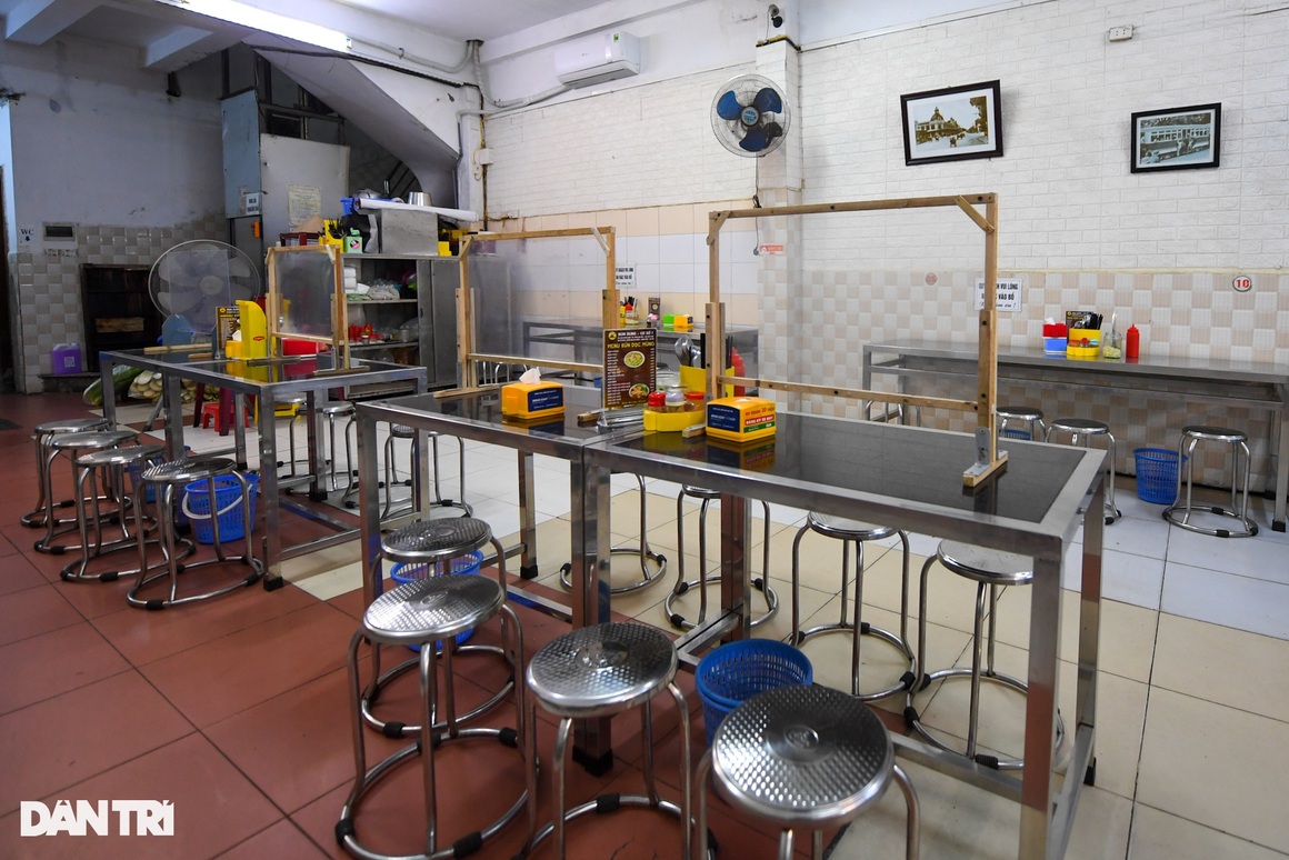 Hàng ăn, quán cafe tấp nập trong ngày đầu phục vụ khách tại chỗ - 11 Hàng ăn, quán cafe tấp nập trong ngày đầu phục vụ khách tại chỗ - 11