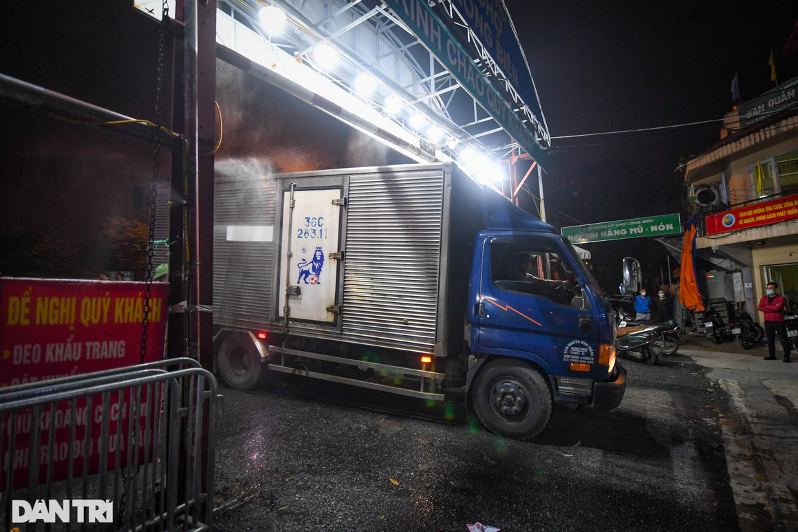 Gỡ phong tỏa, tiểu thương chợ Long Biên phấn khởi chuẩn bị cho ngày mở hàng - 4 Gỡ phong tỏa, tiểu thương chợ Long Biên phấn khởi chuẩn bị cho ngày mở hàng - 4