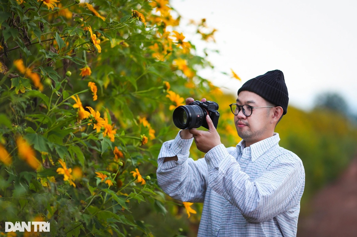 Wild sunflowers bloom on the hillside, young people flock to the outskirts of Da Lat to check-in - 10