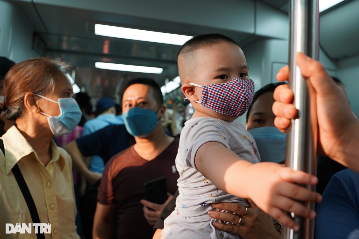 Biển người chen chân đi thử tàu điện Cát Linh - Hà Đông, lơ là phòng dịch - 13 Biển người chen chân đi thử tàu điện Cát Linh - Hà Đông, lơ là phòng dịch - 13