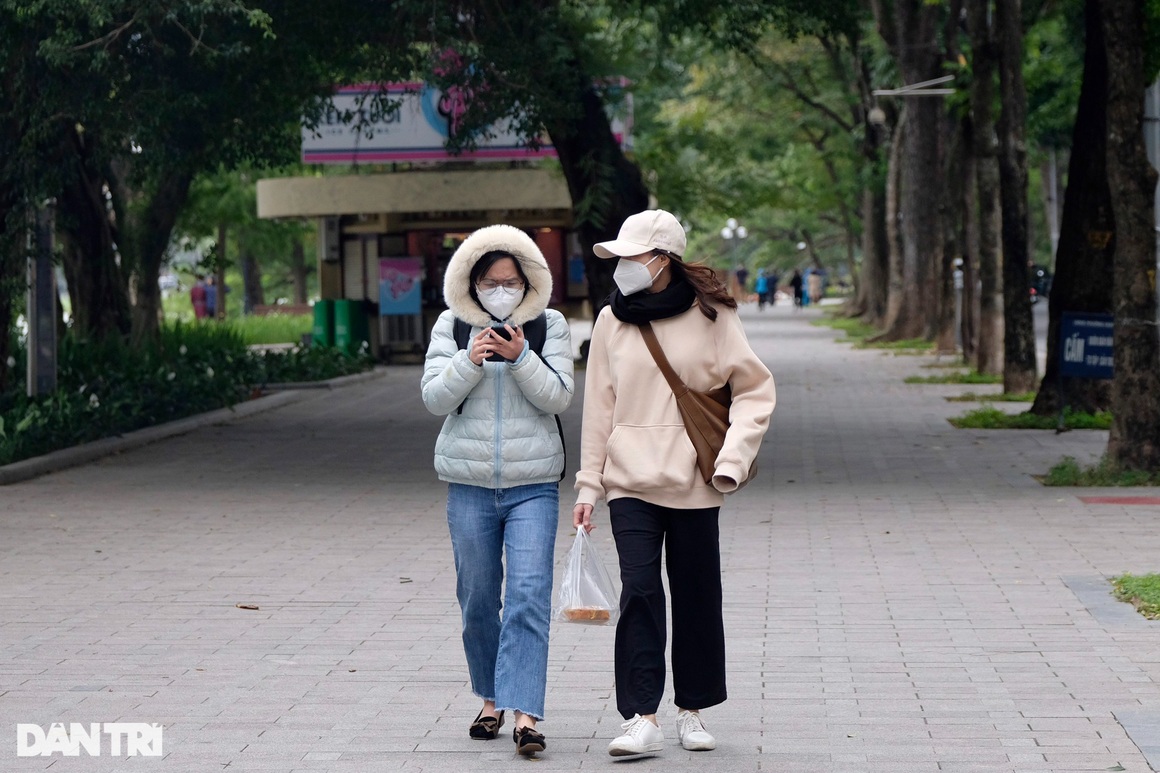 Hà Nội rét đậm, người ra đường phải nép sát nhau, mặc áo mưa tránh gió lạnh - 8 Hà Nội rét đậm, người ra đường phải nép sát nhau, mặc áo mưa tránh gió lạnh - 8