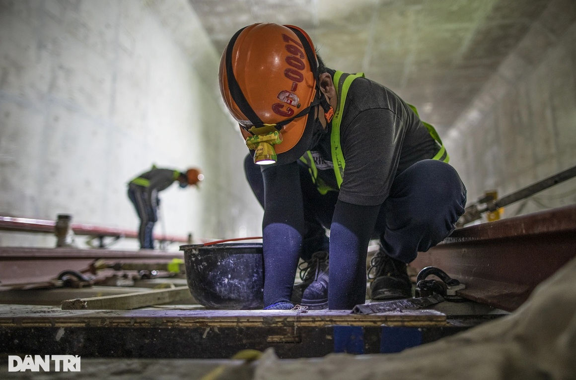 Hàng trăm công nhân gấp rút lắp đoạn ray cuối cùng cho ga metro Bến Thành - 6 Hàng trăm công nhân gấp rút lắp đoạn ray cuối cùng cho ga metro Bến Thành - 6