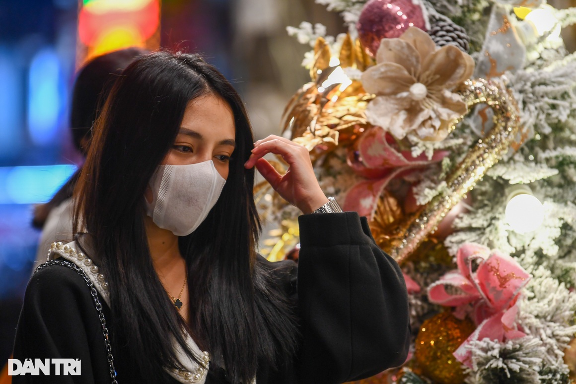 Hang Ma Street wears new, colorful clothes to welcome Christmas - 13