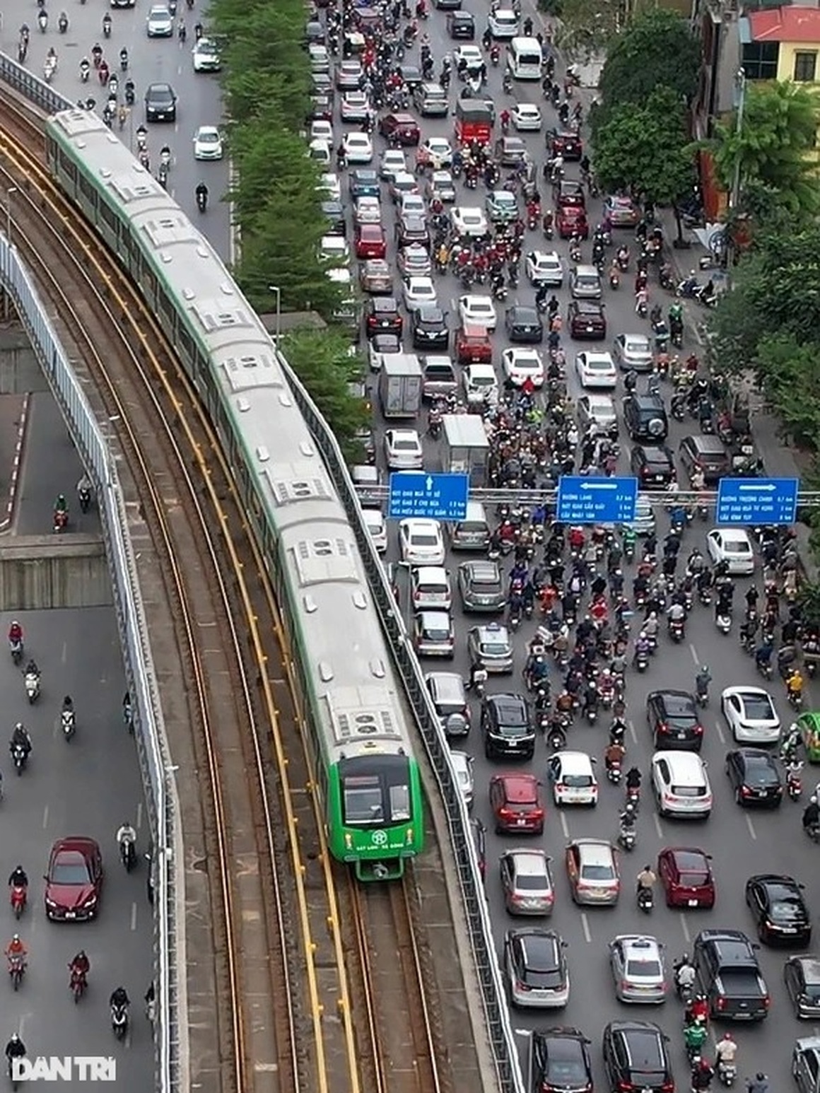 Giờ cao điểm: Tàu Cát Linh - Hà Đông kín khách, trục Nguyễn Trãi vẫn ùn tắc - 7 Giờ cao điểm: Tàu Cát Linh - Hà Đông kín khách, trục Nguyễn Trãi vẫn ùn tắc - 7