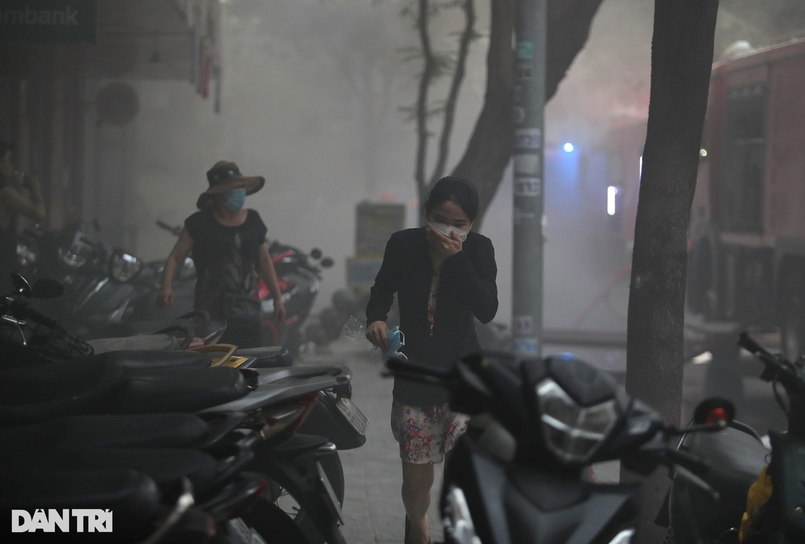 Cháy lớn ở trung tâm TPHCM, nhiều người ôm tài sản thoát khỏi hiện trường - 4 Cháy lớn ở trung tâm TPHCM, nhiều người ôm tài sản thoát khỏi hiện trường - 4
