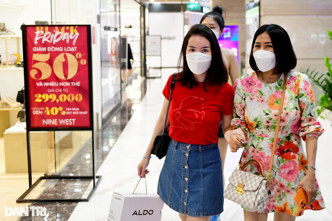 Người dân Sài Gòn chen chân mua sắm trong ngày Black Friday - 2 Người dân Sài Gòn chen chân mua sắm trong ngày Black Friday - 2