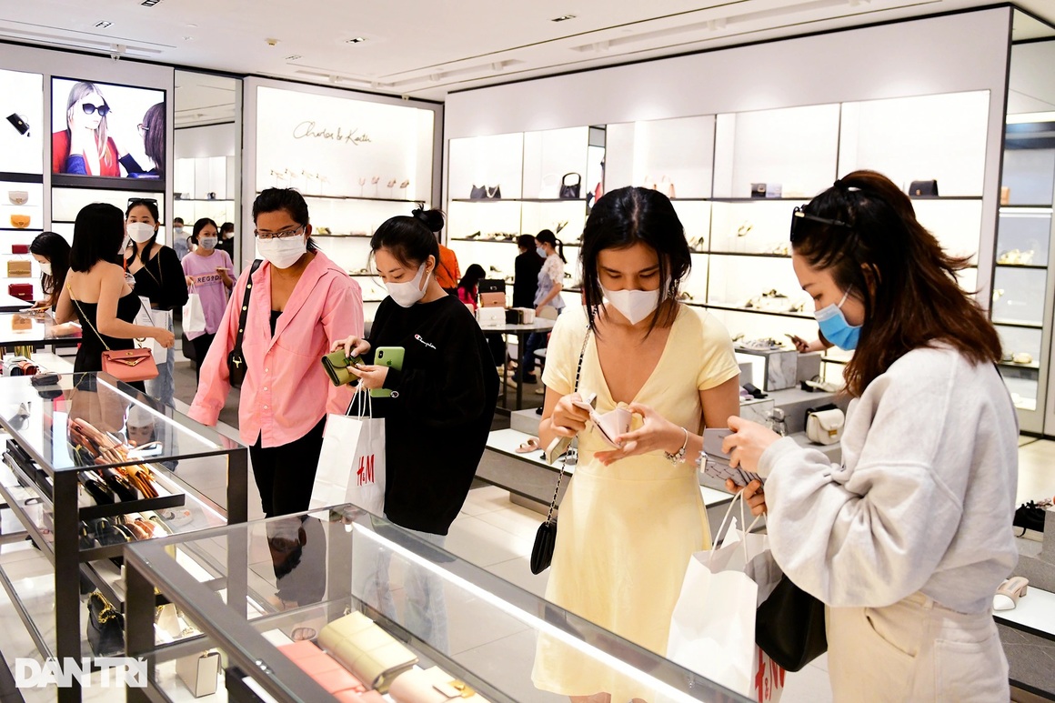 Người dân Sài Gòn chen chân mua sắm trong ngày Black Friday - 12 Người dân Sài Gòn chen chân mua sắm trong ngày Black Friday - 12